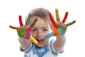 Barnehagestart, glad gutt med maling på fingrene